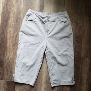 St johns bay petite stretch size 6p capri shorts
